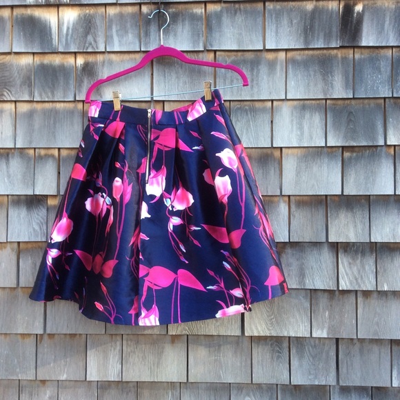 - Skirt - Picture 2 of 3